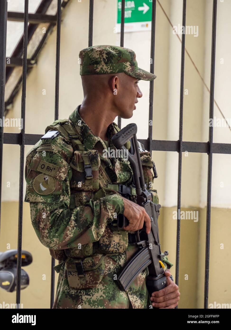 Leticia, Kolumbien - Dezember 2019: Porträt eines Soldaten mit einer Waffe auf der Wache an den Grenzen von drei Ländern - Brasilien, Kolumbien und Peru. Amazonien. Stockfoto