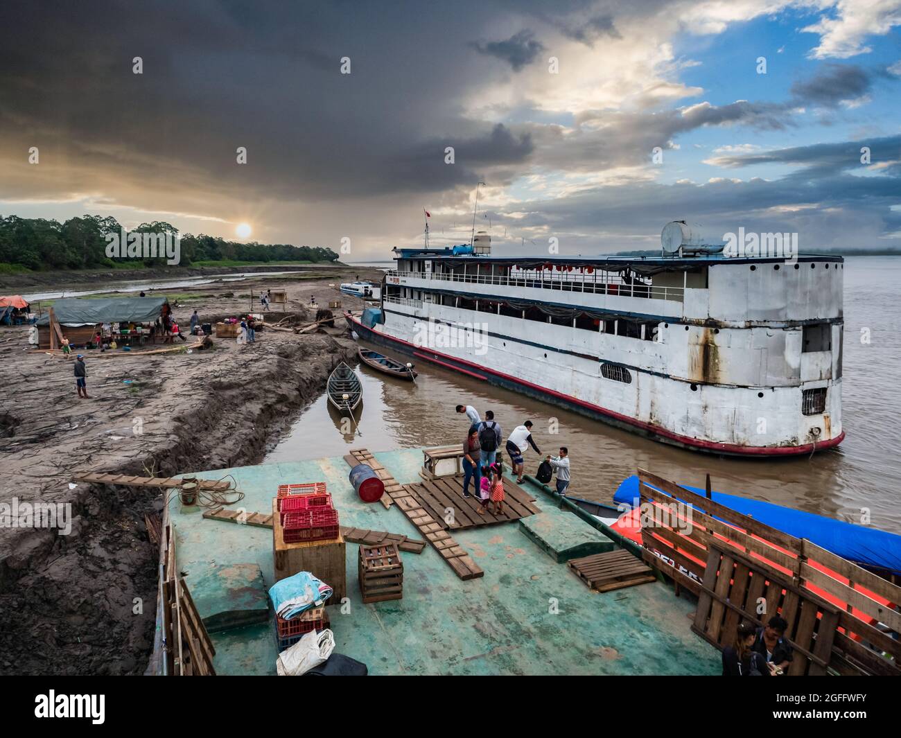Caballococha, Peru - Sep, 2019: Panoramablick auf die Fährschiffe am Ufer des Amazonas während des Niedrigwasser-Seeroson. Südamerika. Stockfoto