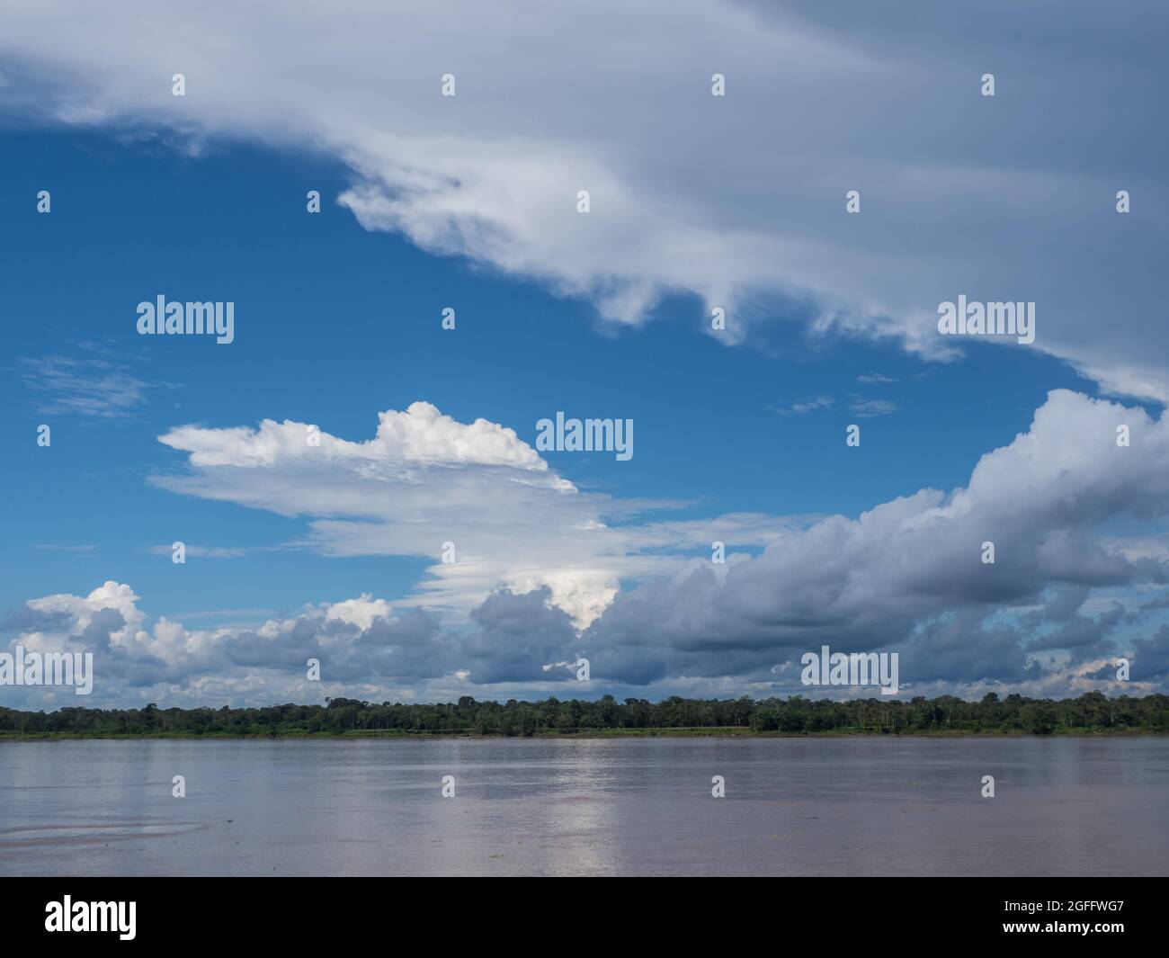 Amazonas-Fluss und wunderschöne Wolken über dem Amazonas-Dschungel. Amazonien. Brasilien. Lateinamerika Stockfoto