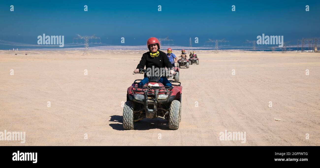 Hurghada, Ägypten- 4. Feb, 2020: Touristen auf Safari-Reise durch die ägyptische Wüste mit ATV. Quad-Bike-Safari in der Wüste bei Hurghada, Ägypten. Stockfoto