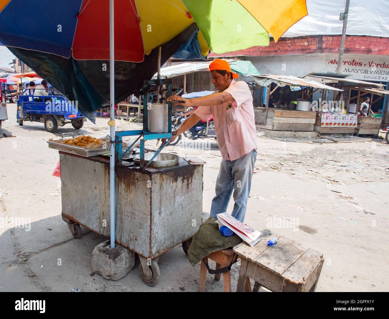 Iquitos, Peru- Dez, 2017: Mann kocht auf dem Markt in Belen (Belén Markt), der Stadt Iquitos am Ufer des Amazonas, Amazonas, Loreto, Peru, so Stockfoto