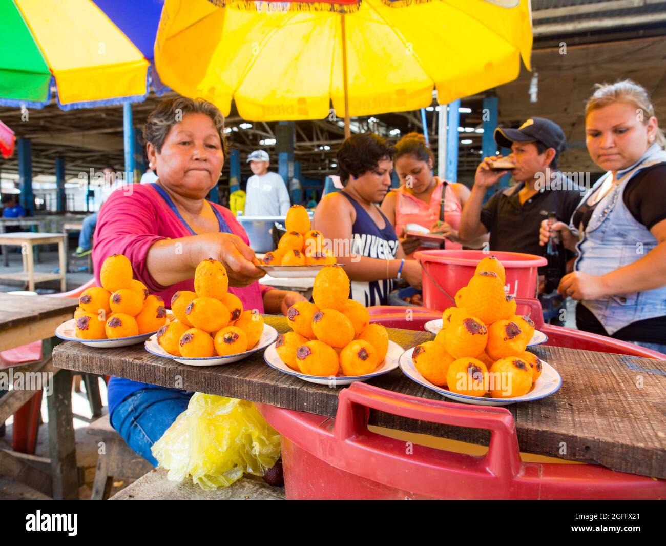Iquitos, Peru - Sep, 2017: Exotische Früchte Amerikas : Aguaje oder Moriche Palmfrucht (mauritia flexuosa) im Belavista Basar in Iquitos, Peru Stockfoto