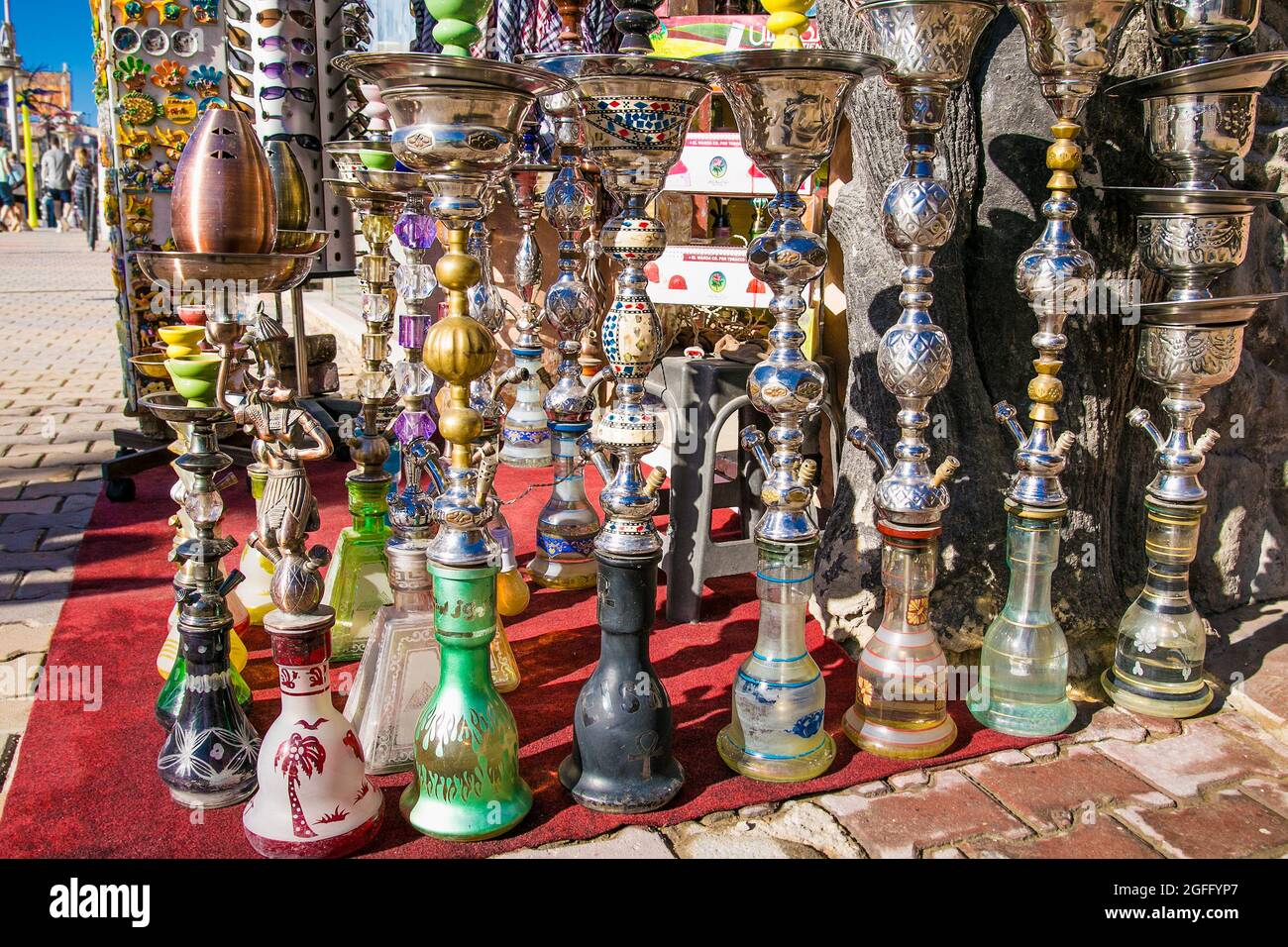 , Ägypten - 27. Jan 2020: Die Shisha im Street Gift Shop im ägyptischen Souvenir Shop in Hurgada. Ägypten. Stockfoto