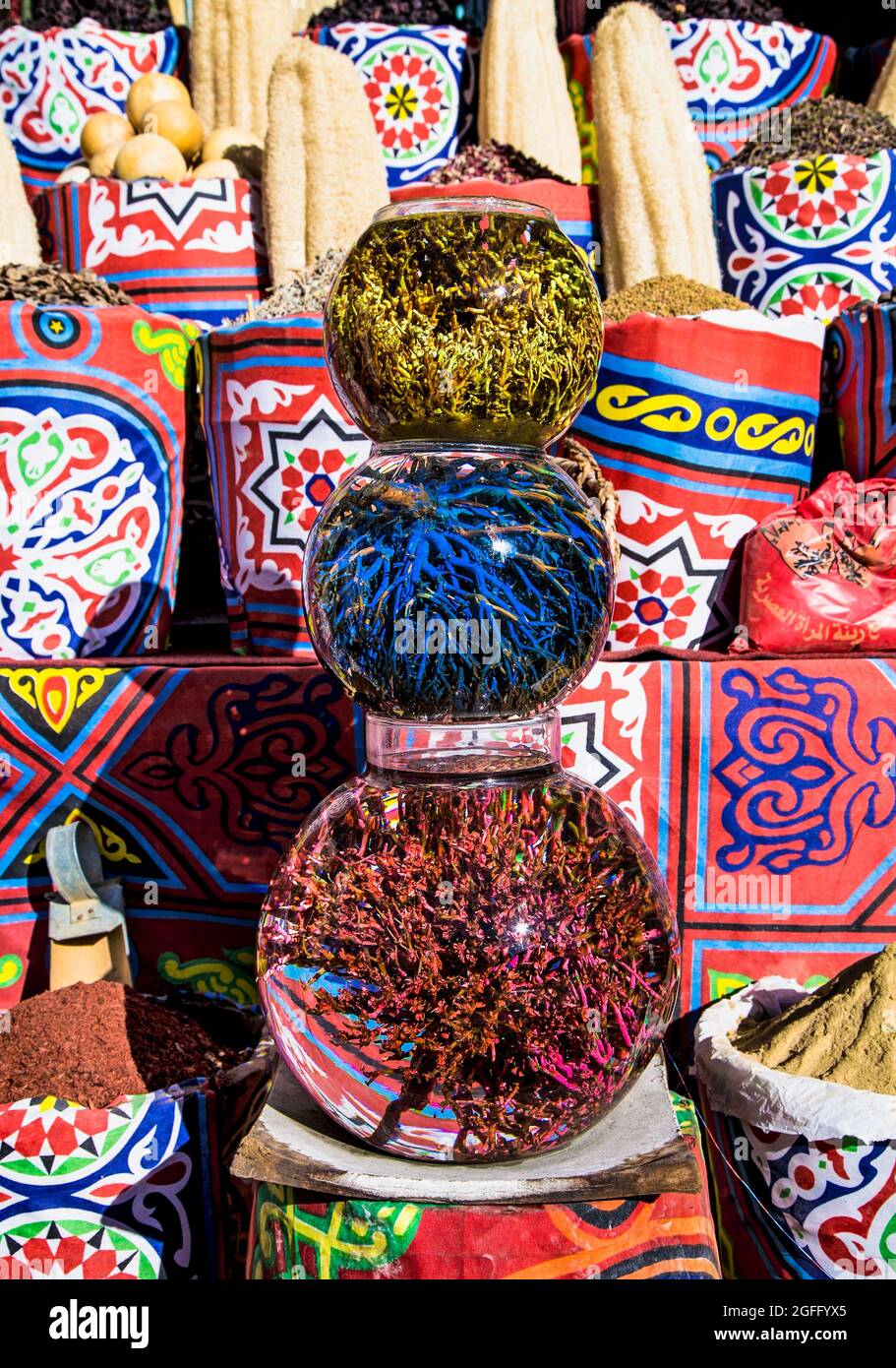 Dekorative Glasflaschen mit farbigem Sand im Inneren und Formen von Wüste und Kamelen im Straßenladen. Ägypten. Stockfoto