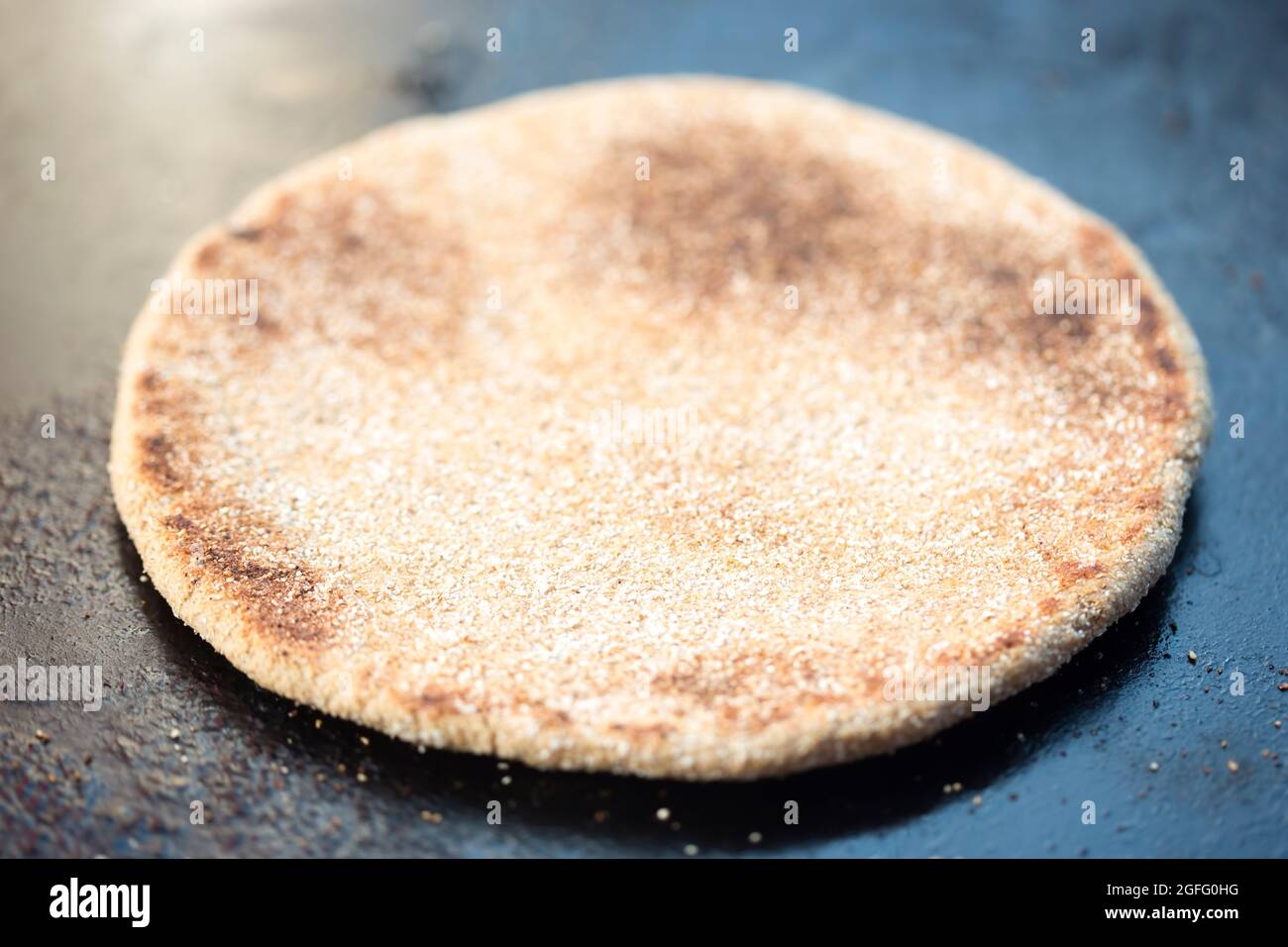 Marokkanische Vollkornbrot auf der Grillpfanne Stockfoto