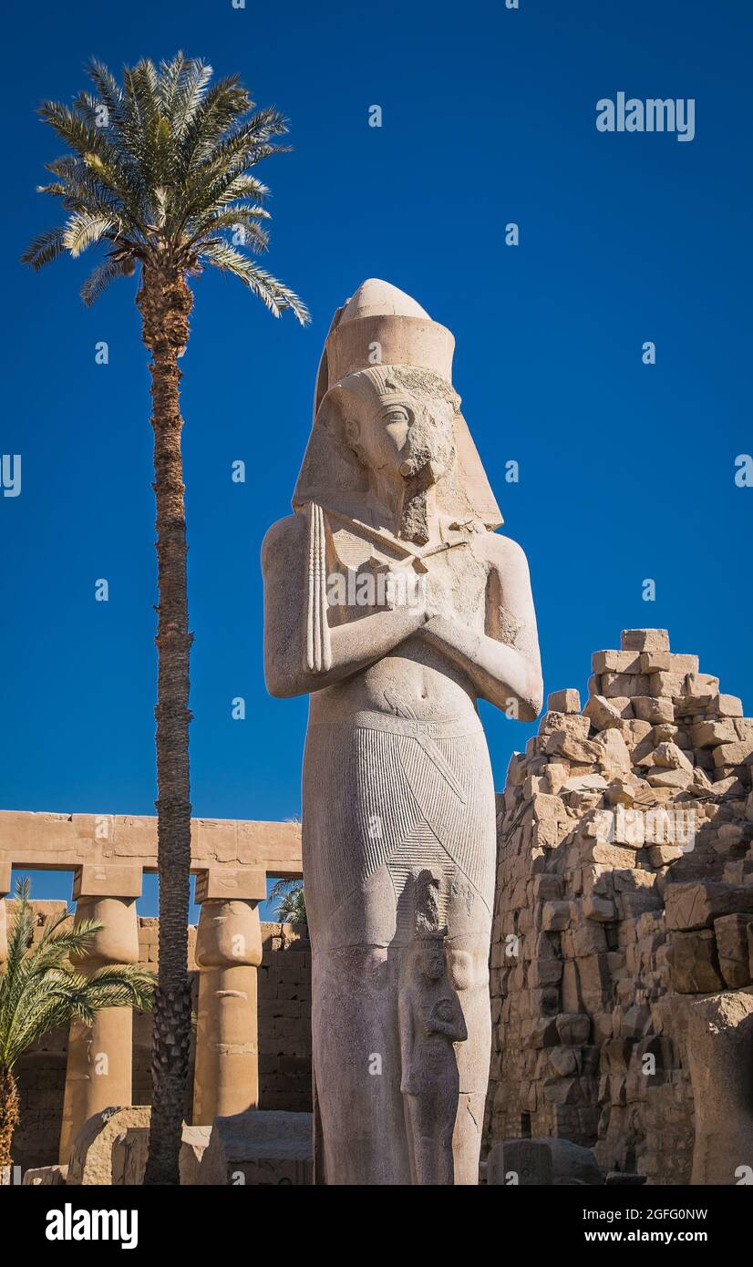 Luxor, Ägypten - 28. Jan 2020: Mächtige Steinsäulen des Luxor-Tempels in Luxor, altes Theben, Ägypten. Luxor Tempel ist ein großer altägyptischer Tempel com Stockfoto