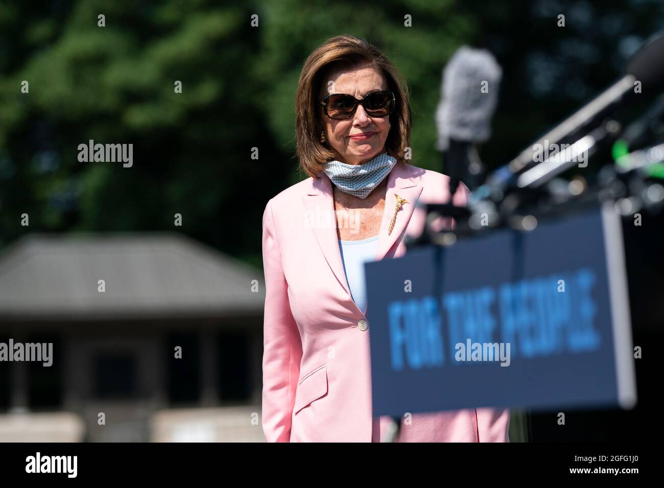 Die Sprecherin des Repräsentantenhauses der Vereinigten Staaten, Nancy Pelosi, Demokratin von Kalifornien, wartet auf eine Pressekonferenz mit den Führern der Kampagne der Armen Völker vor dem US-Kapitol am Mittwoch, dem 25. August 2021 in Washington, DC.Quelle: Alex Edelman/CNP /MediaPunch Stockfoto