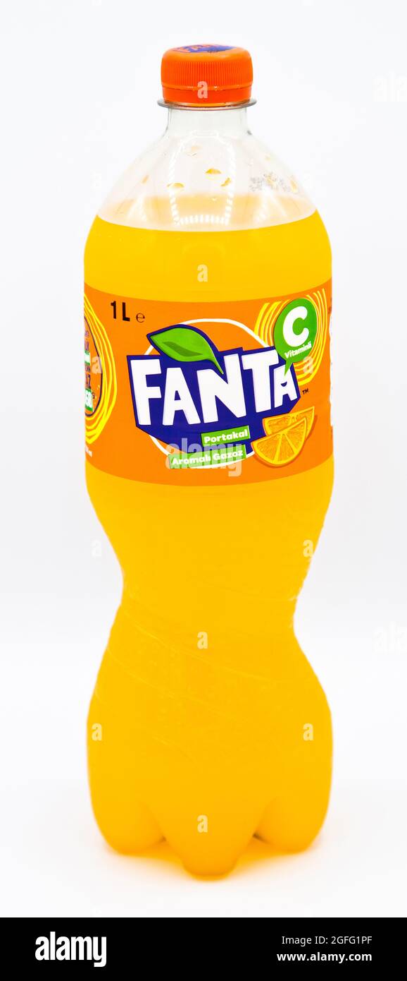 Fanta kohlensäurehaltige Getränke orange in 1 Liter Plastikflaschen, Istanbul Türkei August 02 2020, isoliert auf weißem Hintergrund Stockfoto