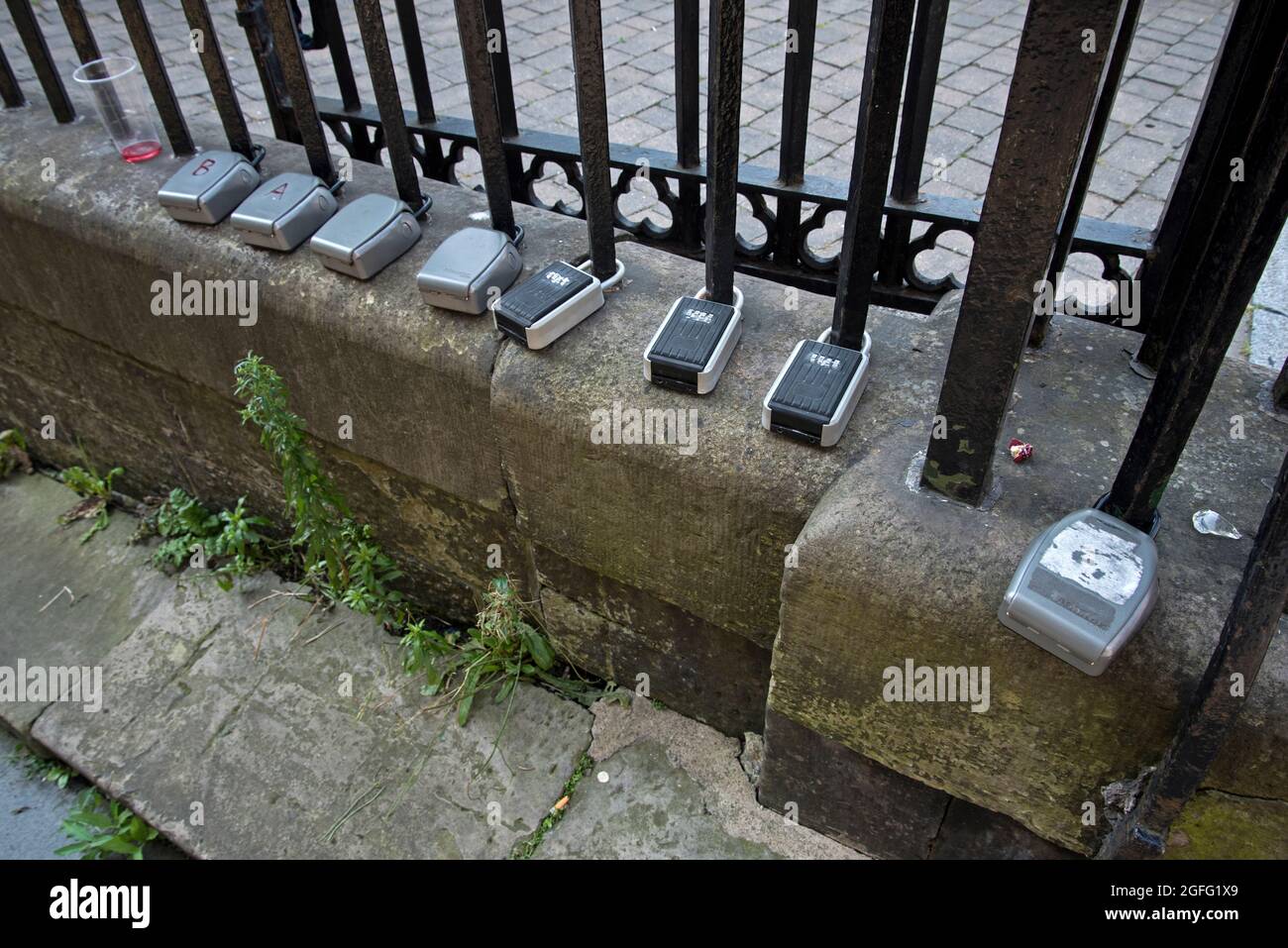 Schlüsseltresore an Geländern im Lawnmarket, Edinburgh, Schottland, Großbritannien. Stockfoto