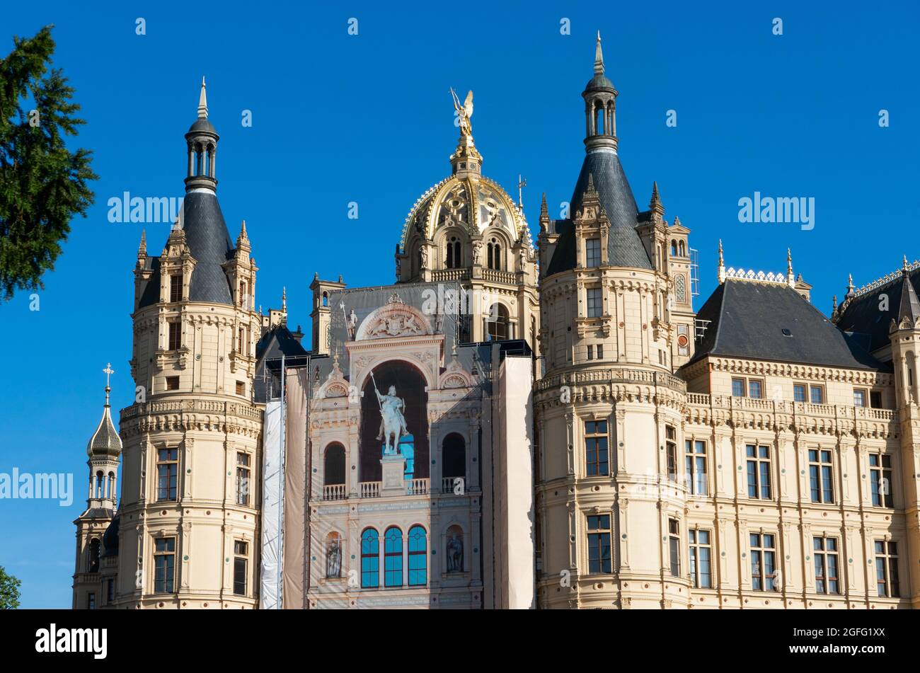 Die wunderschöne historische Stadt Schwerin in Deutschland ist bekannt für ihr altes und beeindruckendes Gebäude und ein Weltkulturerbe. Stockfoto
