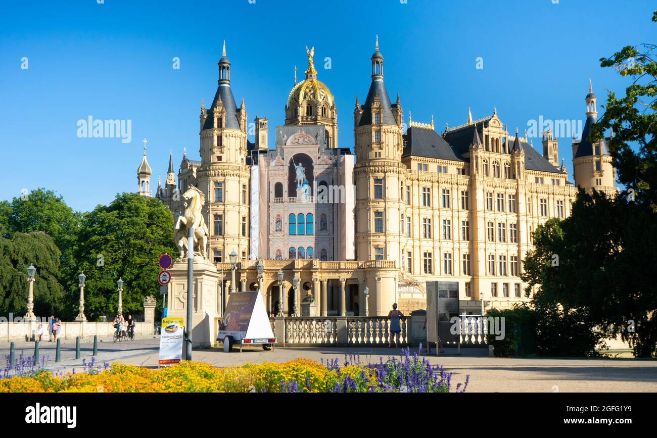 Die wunderschöne historische Stadt Schwerin in Deutschland ist bekannt für ihr altes und beeindruckendes Gebäude und ein Weltkulturerbe. Stockfoto