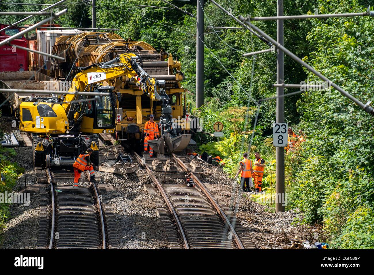 Reparaturarbeiten auf den Gleisen der S-Bahn-Linie 9 zwischen Essen und Wuppertal, bei Essen-Kupferdreh, wegen des Hochwassers im Juli 2020, waren die Gleise sev Stockfoto