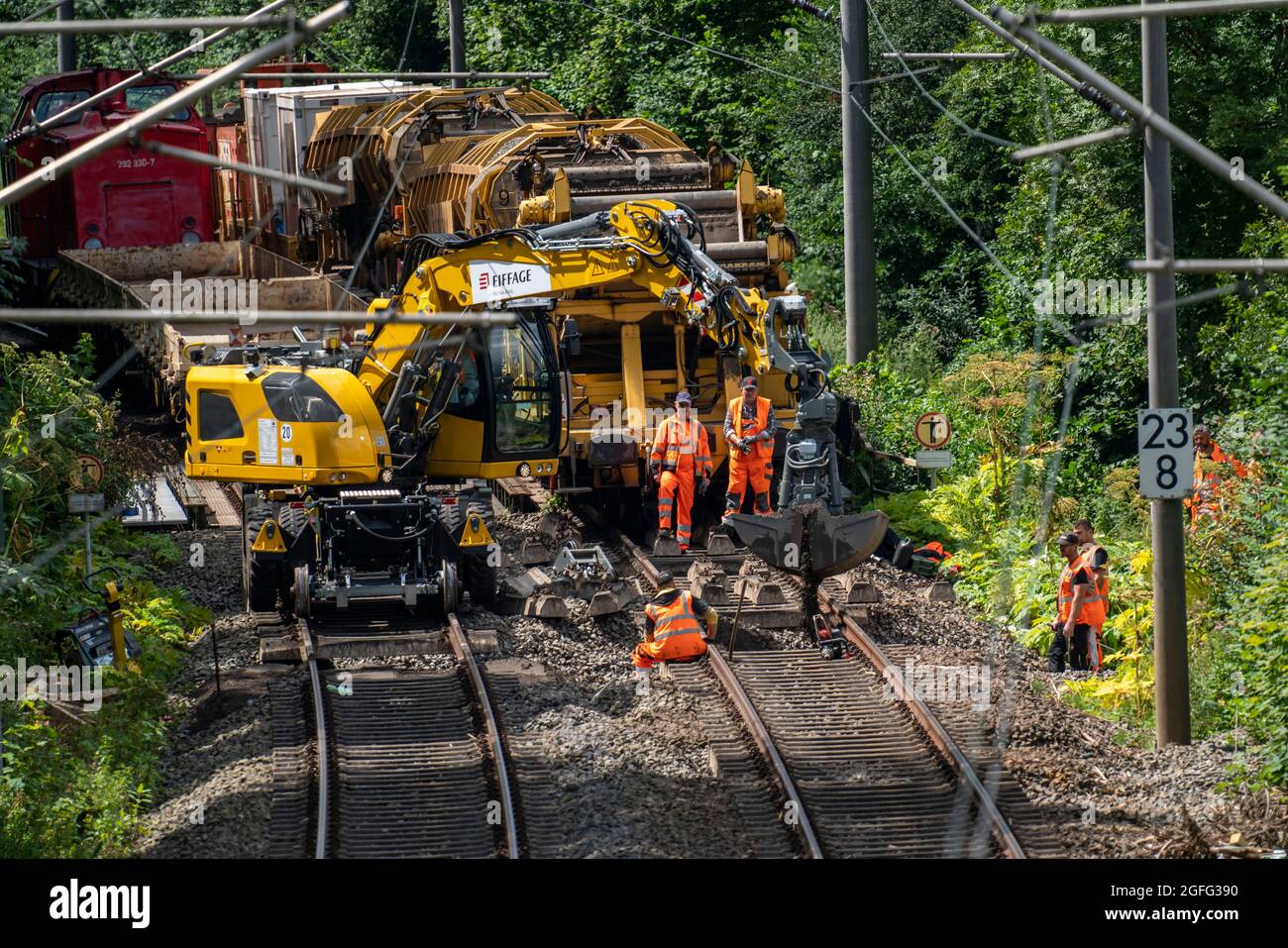 Reparaturarbeiten auf den Gleisen der S-Bahn-Linie 9 zwischen Essen und Wuppertal, bei Essen-Kupferdreh, wegen des Hochwassers im Juli 2020, waren die Gleise sev Stockfoto