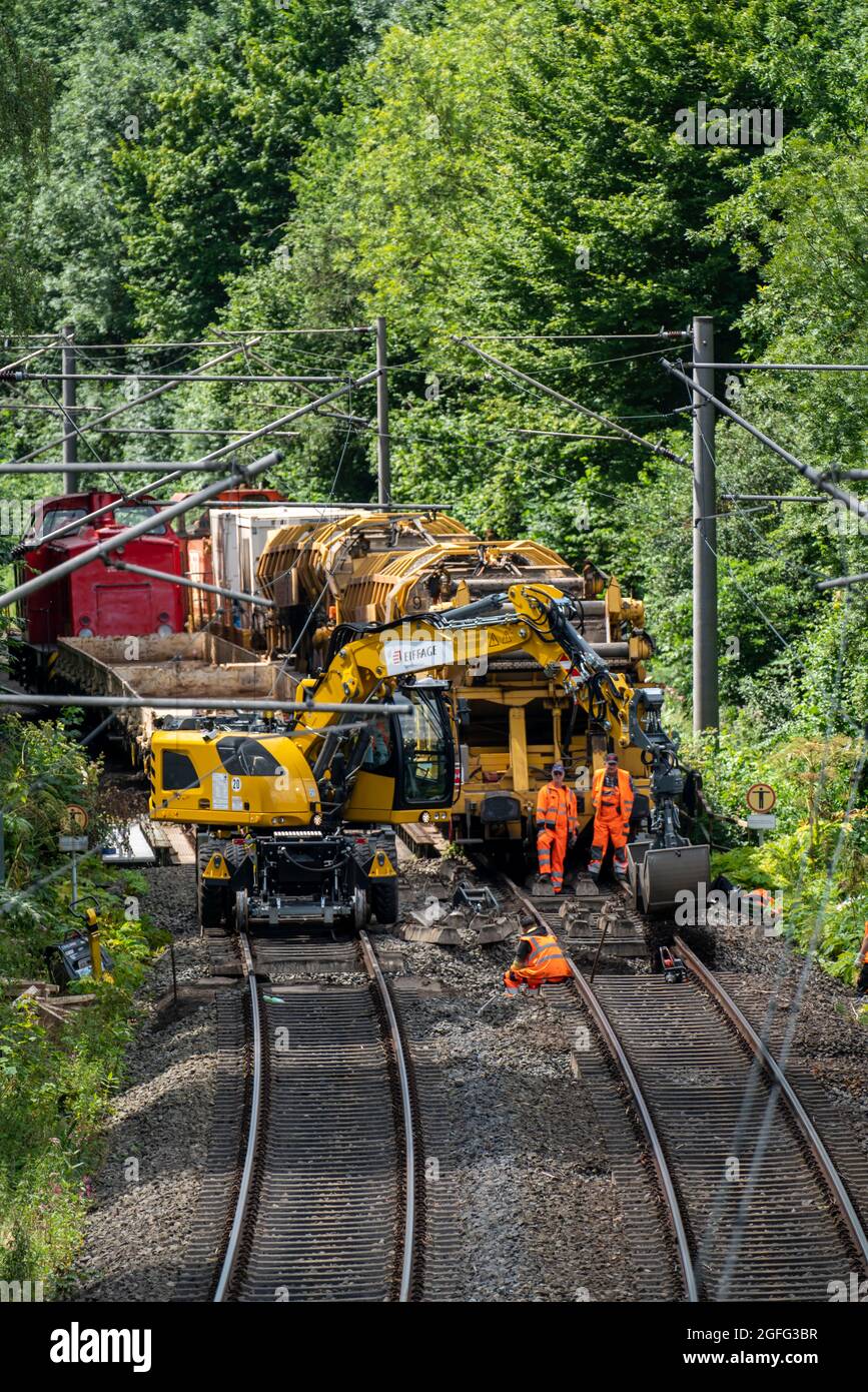 Reparaturarbeiten auf den Gleisen der S-Bahn-Linie 9 zwischen Essen und Wuppertal, bei Essen-Kupferdreh, wegen des Hochwassers im Juli 2020, waren die Gleise sev Stockfoto