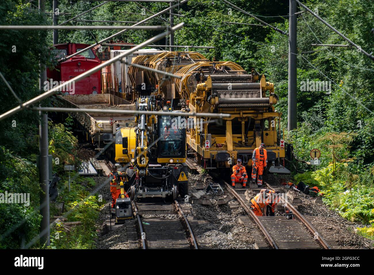 Reparaturarbeiten auf den Gleisen der S-Bahn-Linie 9 zwischen Essen und Wuppertal, bei Essen-Kupferdreh, wegen des Hochwassers im Juli 2020, waren die Gleise sev Stockfoto