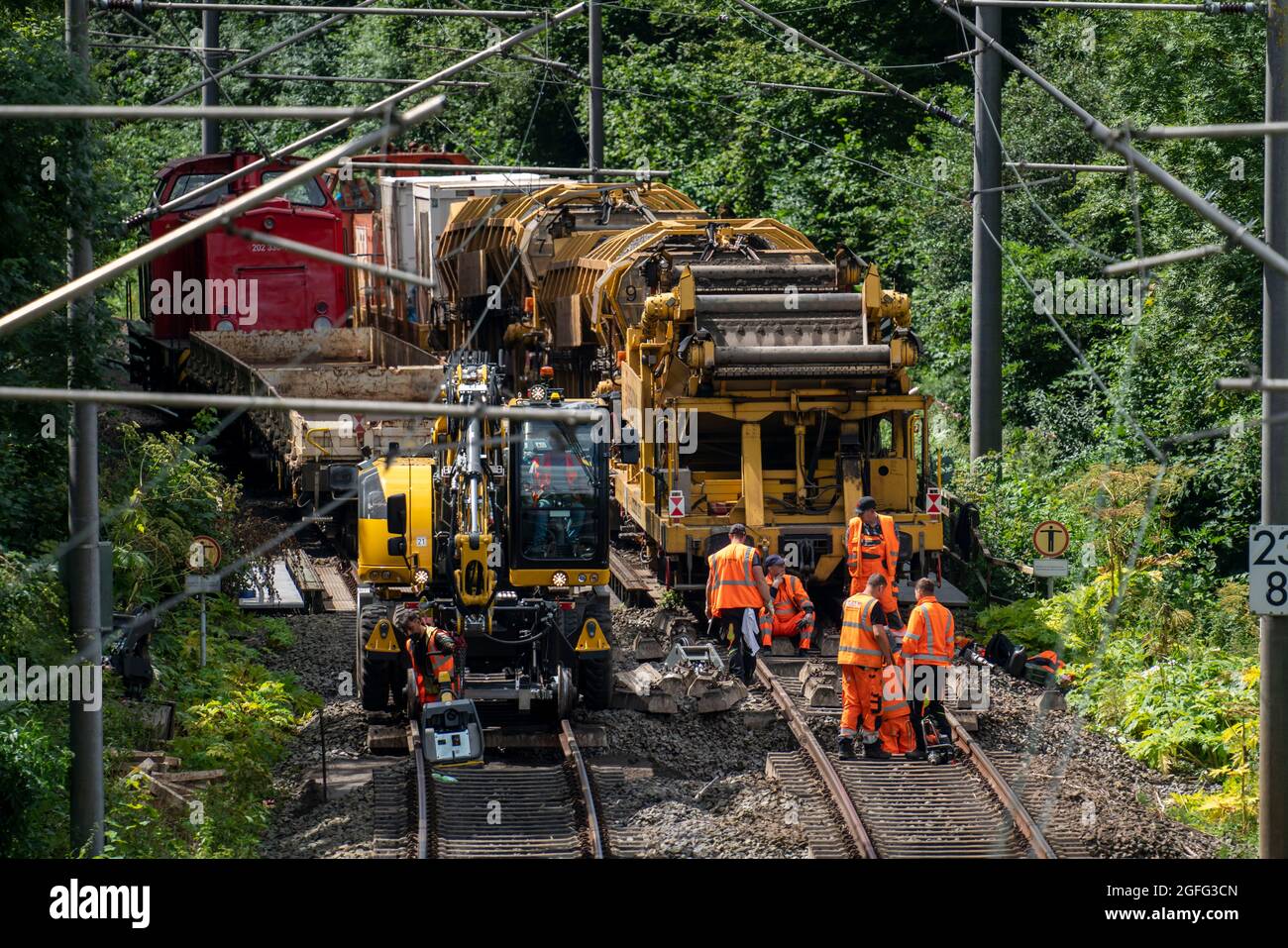 Reparaturarbeiten auf den Gleisen der S-Bahn-Linie 9 zwischen Essen und Wuppertal, bei Essen-Kupferdreh, wegen des Hochwassers im Juli 2020, waren die Gleise sev Stockfoto