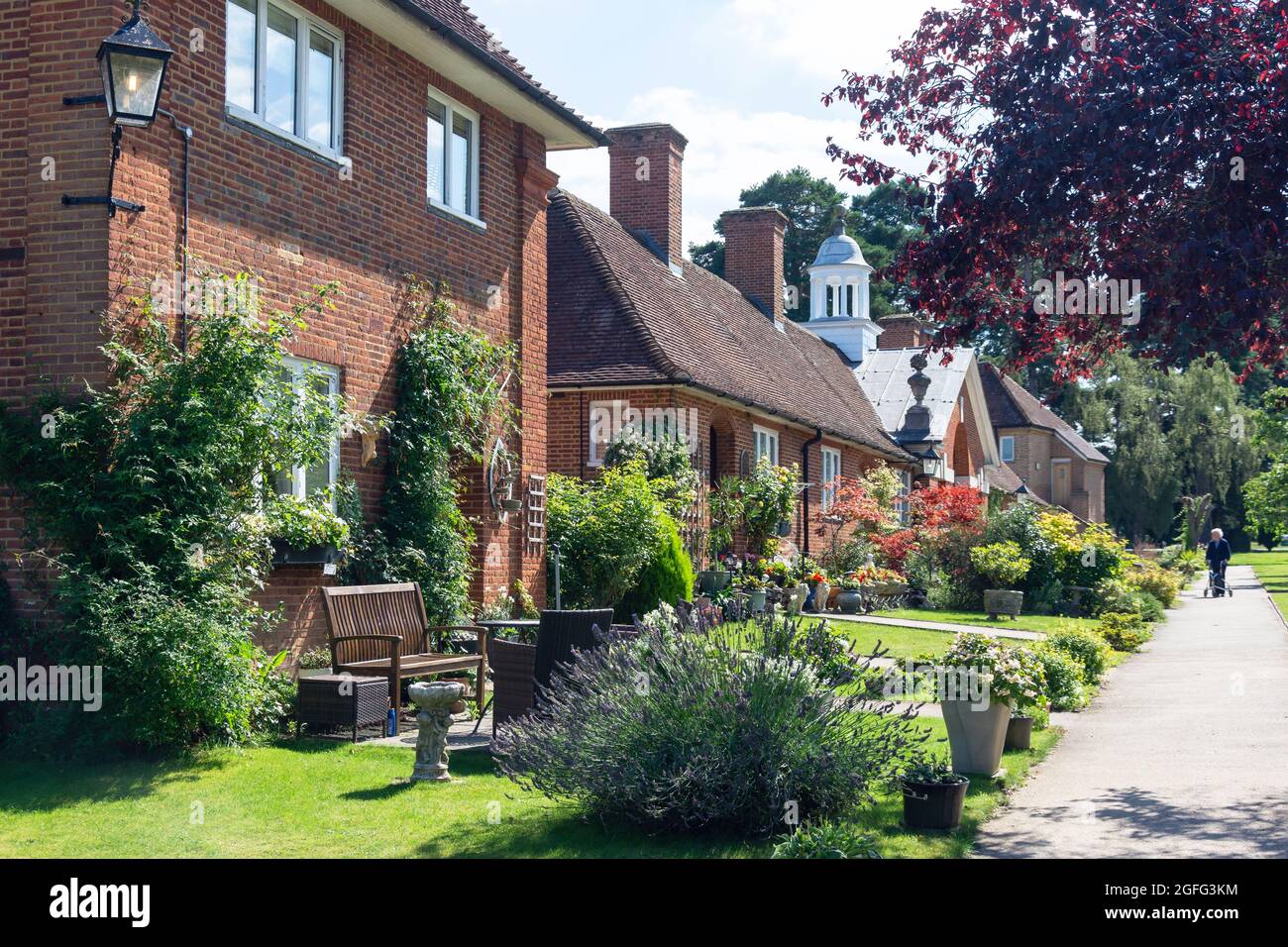 Immobilien mit Gärten, Whiteley Village, Hersham, Surrey, England, Vereinigtes Königreich Stockfoto