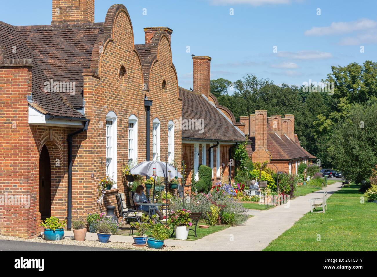 Immobilien mit Gärten, Whiteley Village, Hersham, Surrey, England, Vereinigtes Königreich Stockfoto
