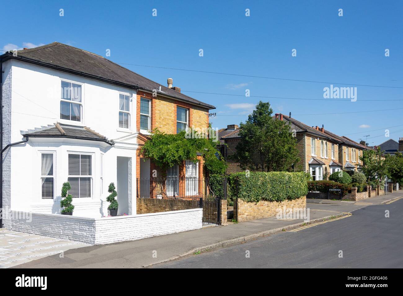 Doppelhaushälften und Gärten, Thames Street, Walton-on-Thames, Surrey, England, Vereinigtes Königreich Stockfoto