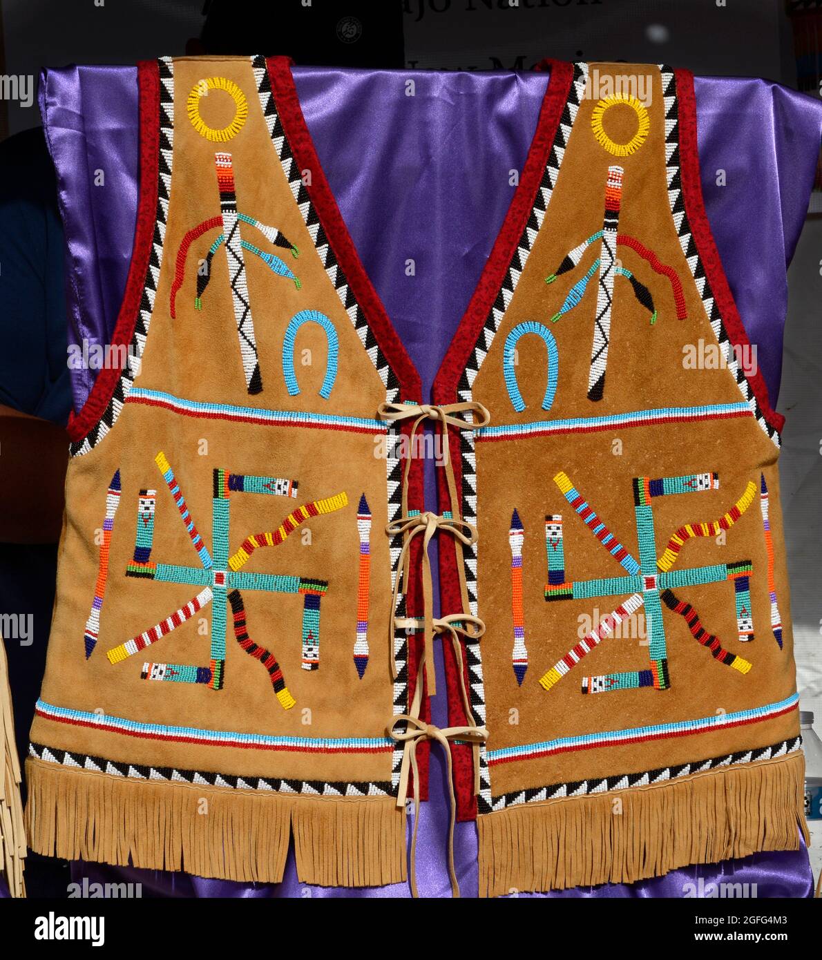 Ein passendes Set aus Weste mit Perlen und Handschuhen, hergestellt von einem zeitgenössischen Künstler der amerikanischen Ureinwohner, zum Verkauf auf dem jährlichen Santa Fe Indian Market in New Mexico. Stockfoto