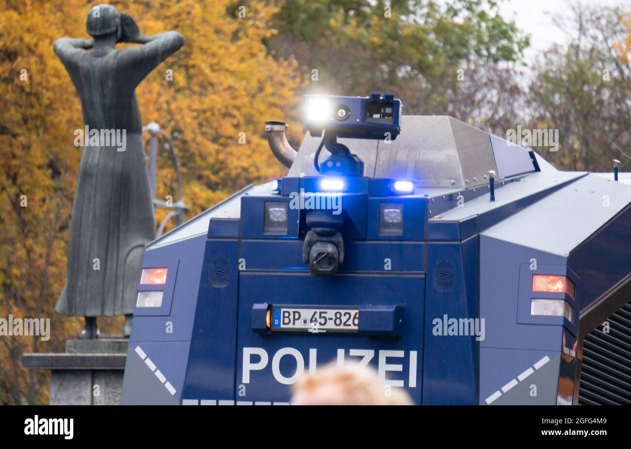 Demo in Berlin mit Polizei und Wasserwerfern an der Siegessäule, Brandenburger Tor gegen die Corona Covid-19-Vorschriften und für Menschenrechte Stockfoto