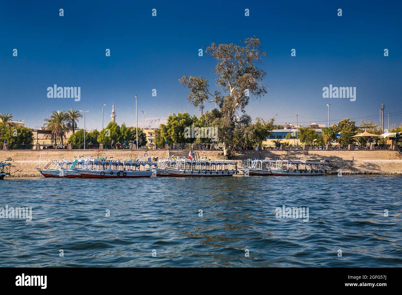 Luxor, Ägypten - Jan 28, 2020:die touristischen Boote auf dem Nil in Luxor, Ägypten Stockfoto