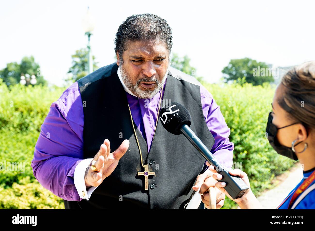 Washington, Usa. August 2021. Reverend William Barber II. Sprach mit einem Reporter vor dem US-Kapitol. Kredit: SOPA Images Limited/Alamy Live Nachrichten Stockfoto