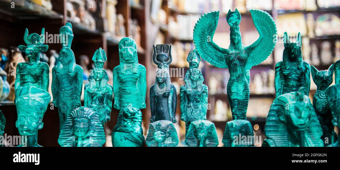Luxor, Ägypten - 28. Jan 2020: Die zahlreichen Souvenirs am Touristenstand in Luxor. Ägypten. Stockfoto