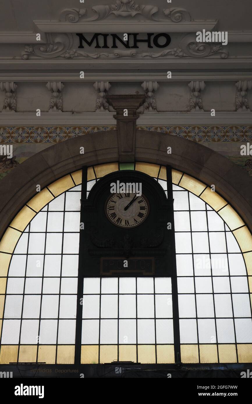 Zugang zur Region Minho durch den Bahnhof São Bento in Porto, Portugal Stockfoto