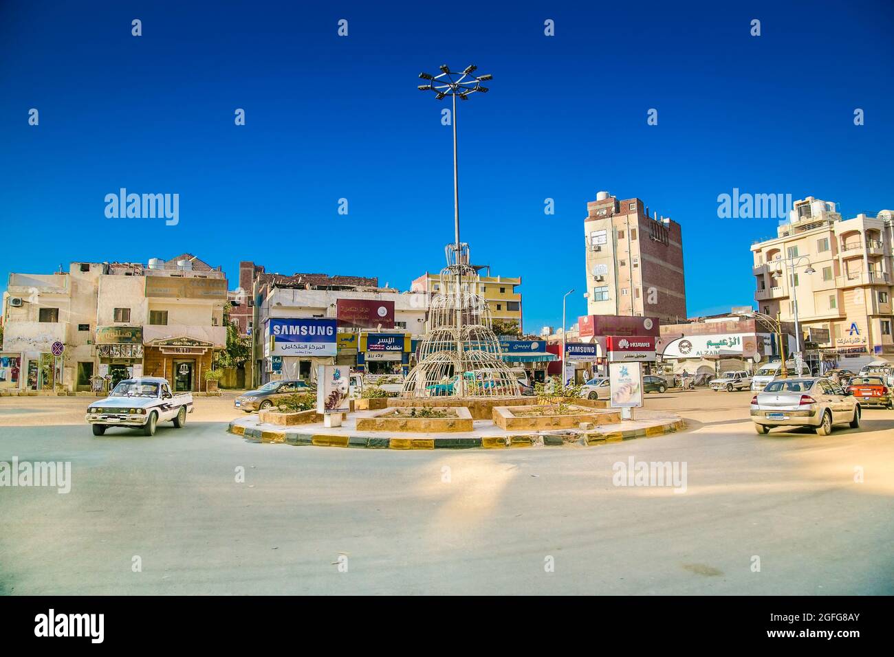 Hurghada, Ägypten - 30. Jan 2020: Verkehr und Menschen auf dem Hauptplatz von Hurghada, Ägypten. Stockfoto