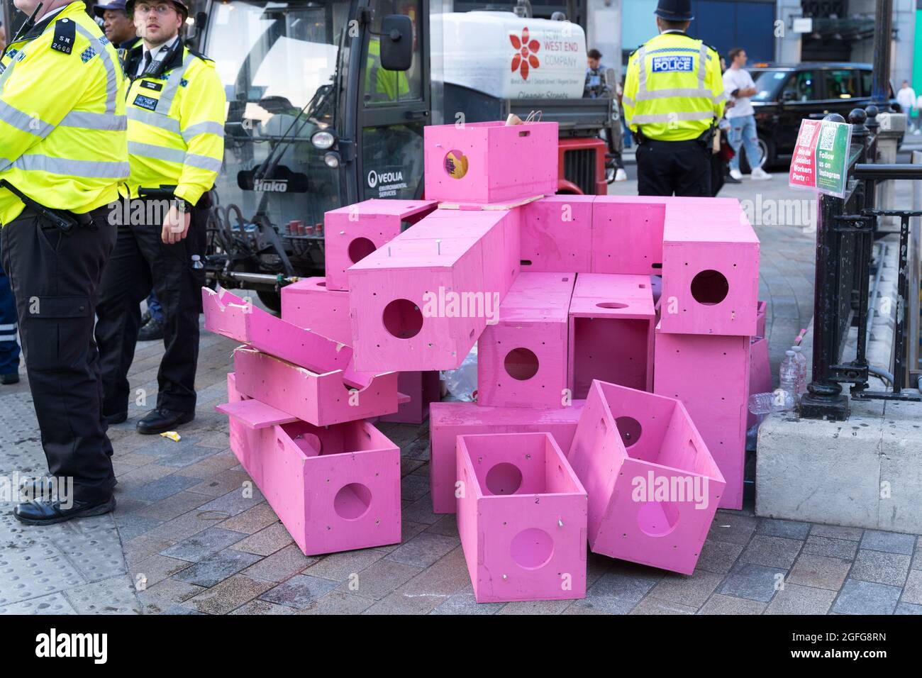 Oxford Circus, London, Großbritannien. August 2021. Demonstranten des Aussterbens besetzen den Oxford Circus beim Impossible Rebellion. Starke Polizeipräsenz, rosafarbene Struktur von der Polizei demontiert. Quelle: Xiu Bao/Alamy Live News Stockfoto