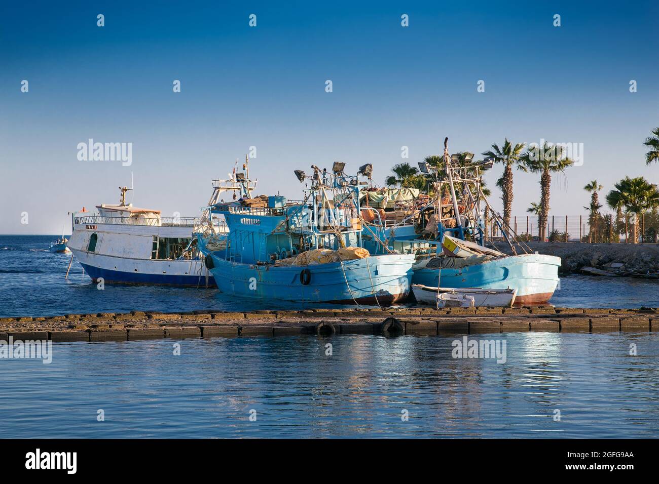 Hurgada, Ägypten – 30. Januar 2020. Alte Fischerboote im Seehafen von Hurghada, Ägypten Stockfoto