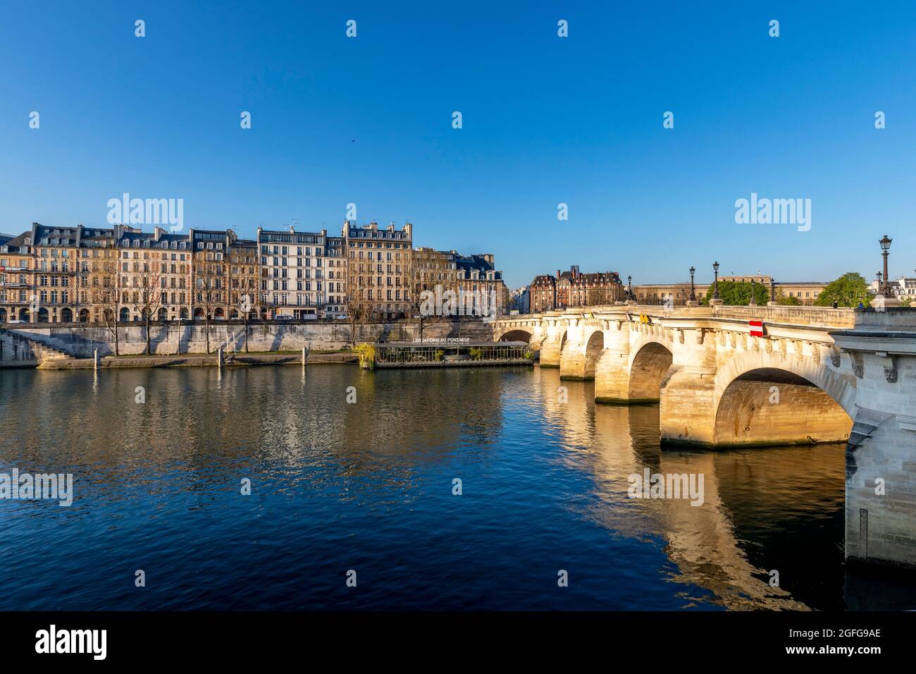 Paris, Frankreich - 13. April 2021: Schöner Sonnenaufgang auf der seine und der Ile de la Cite in Paris Stockfoto