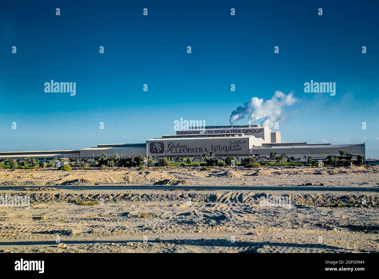Caikro, Ägypten-31. Jan 2020: Fabrik und Industriegebiet Cleipatra auf dem Weg nach Kairo, Ägypten. Stockfoto