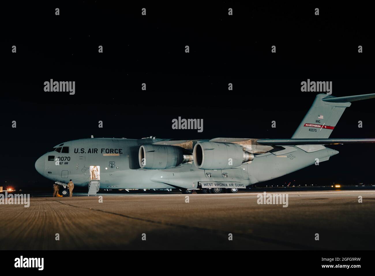 Ein C-17 Globemaster der US-Luftwaffe, der evakuierte Afghanistans trägt, kommt am 22. August 2021 in der Naval Air Station Sigonella an. NAS Sigonella unterstützt derzeit die Mission des Verteidigungsministeriums, um die sichere Ausreise und Umsiedlung von US-Bürgern, Visa-Empfängern für besondere Immigration und gefährdeten afghanischen Bevölkerungen aus Afghanistan zu erleichtern. Die strategische Lage von NAS Sigonella ermöglicht es den USA, Alliierten und Partnernationen, die erforderlichen Maßnahmen zu implementieren und zu reagieren, um Sicherheit und Stabilität in Europa, Afrika und dem Zentralkommando zu gewährleisten. (USA Marine Corps Foto von Sgt. William Chockey) Stockfoto