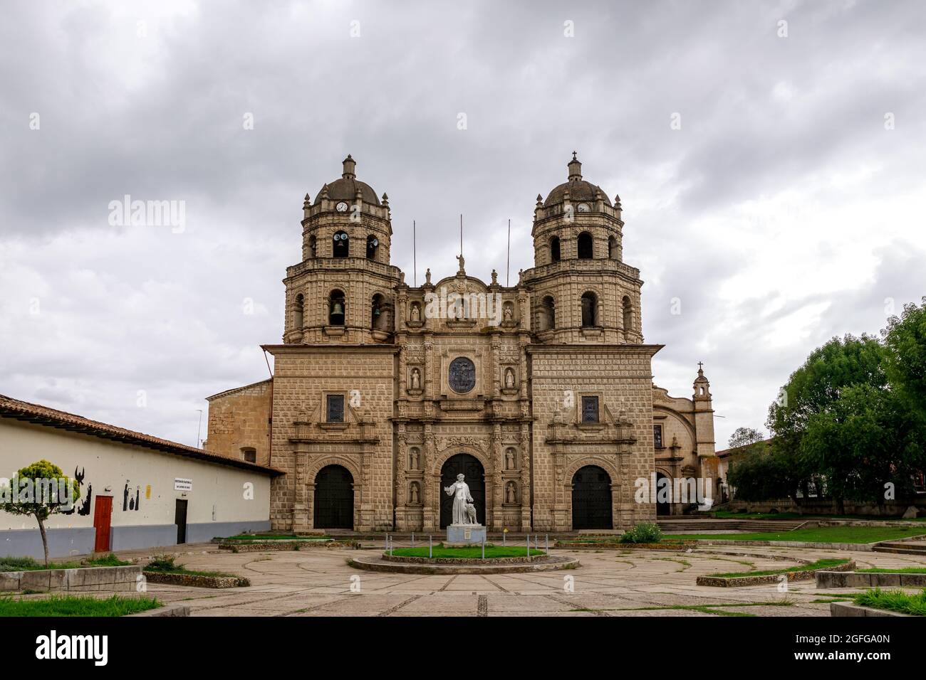 Der vordere platz und die San Francisco Kirche in Cajamarca, Peru Stockfoto