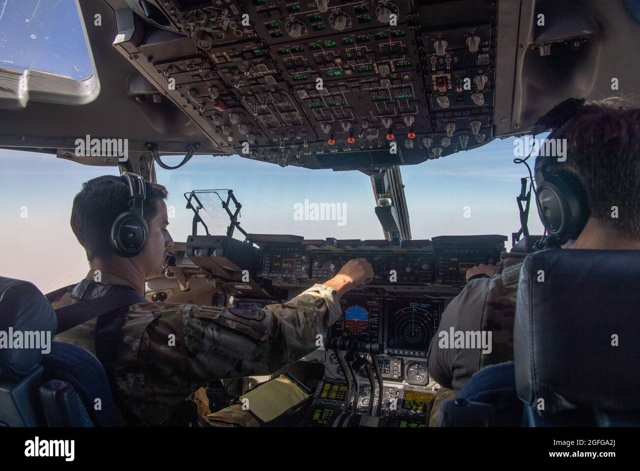 Die C-17 Globemaster III-Piloten der US Air Force, die dem 816. Expeditionary Airlift Squadron zugewiesen wurden, fliegen eine Mission zur Unterstützung der Evakuierung Afghanistans über dem Verantwortungsbereich des US Central Command, 24. August 2021. (USA Luftwaffe Foto von Master Sgt. Donald R. Allen) Stockfoto