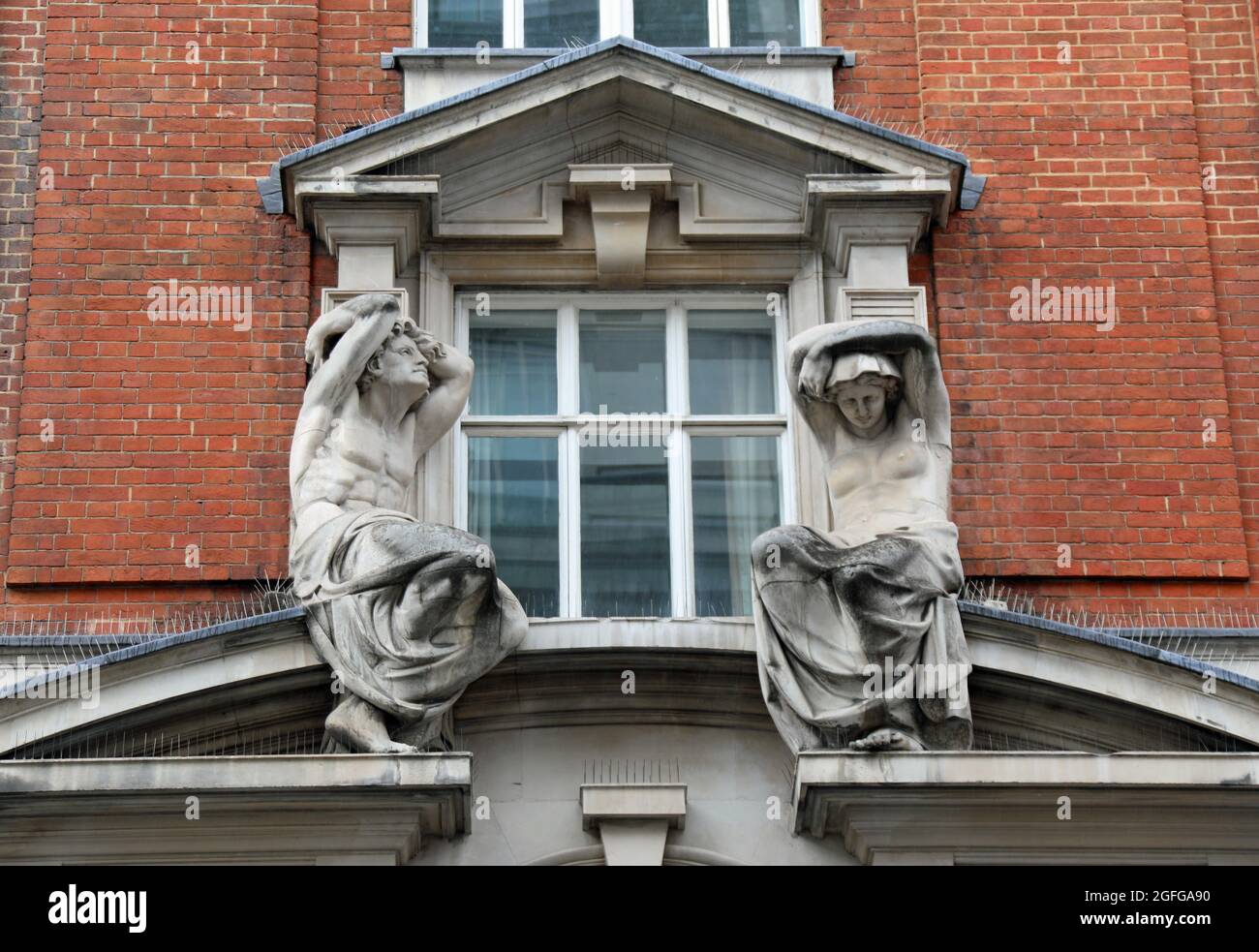 Architektonische Skulptur in der 80 Mortimer Street im Londoner Stadtteil Fitzrovia Stockfoto