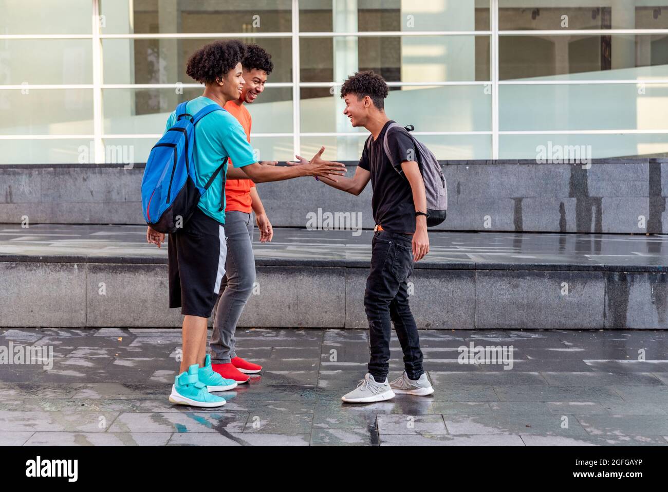 Eine Gruppe von multiethnischen Freunden, die sich in der Stadt treffen Stockfoto