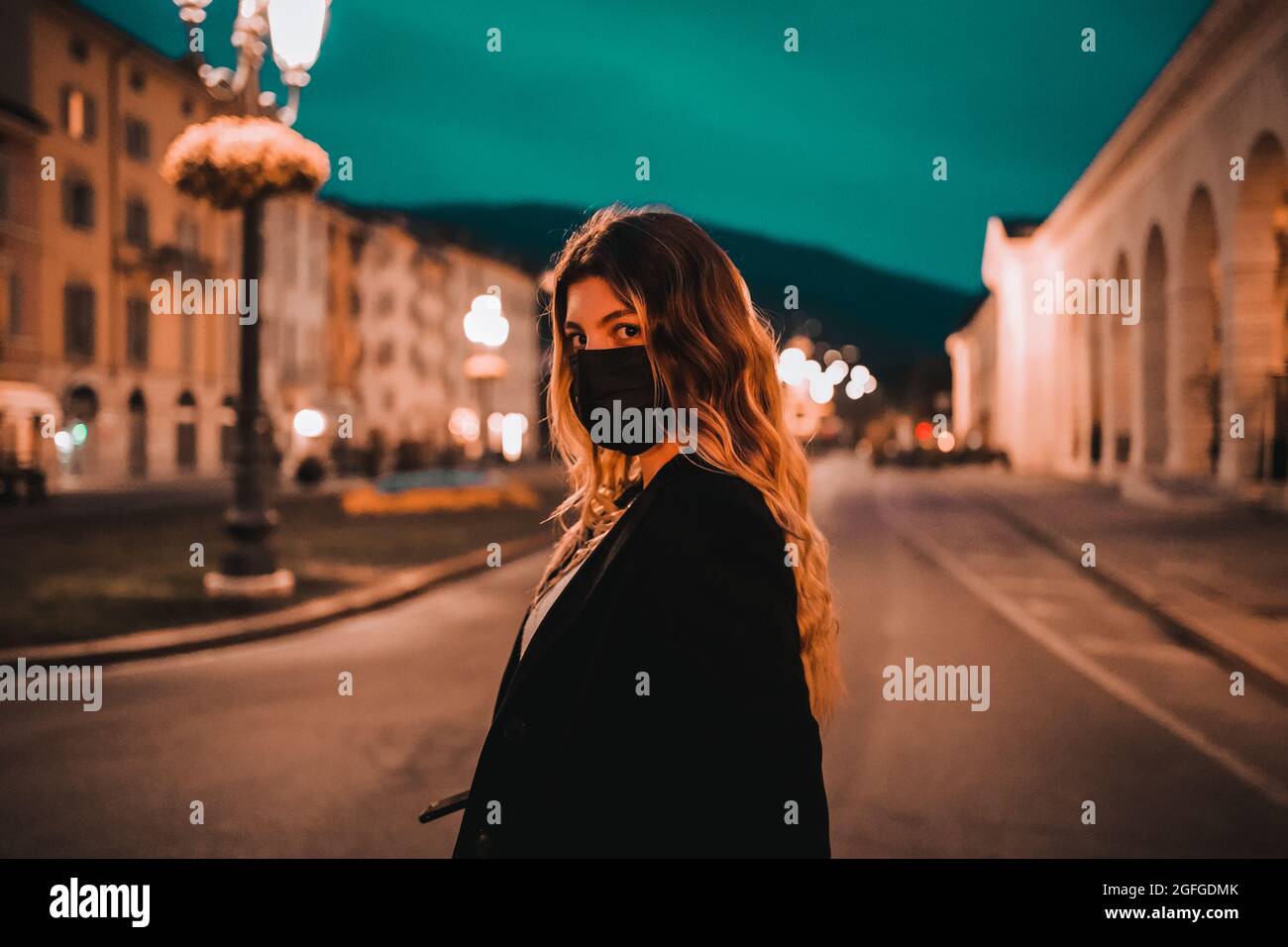 Eine Filmaufnahme, die ich einem italienischen Mädchen gemacht habe, das an der Straße vorbeikommt, ein Foto kann gut für ein Magazin verwendet werden, IG> egnubis Stockfoto