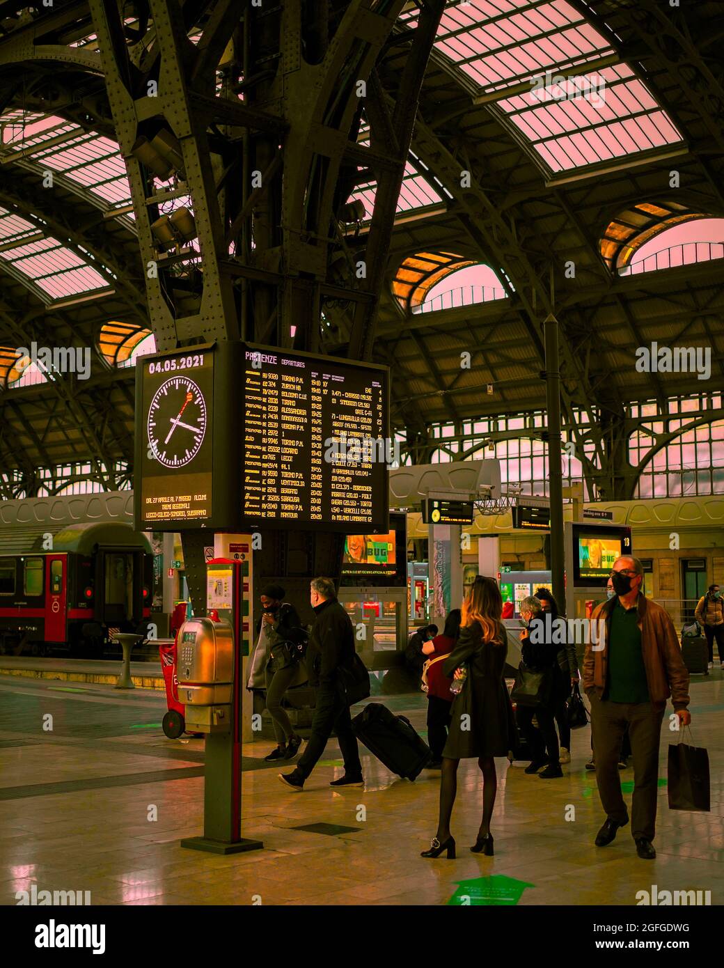 Dieses Foto wurde im mailänder Hauptbahnhof aufgenommen, wobei dieses Mädchen auf die Uhr schaute, da es sich um eine Szene aus harry Potter Film , ig> egnubis handelte Stockfoto