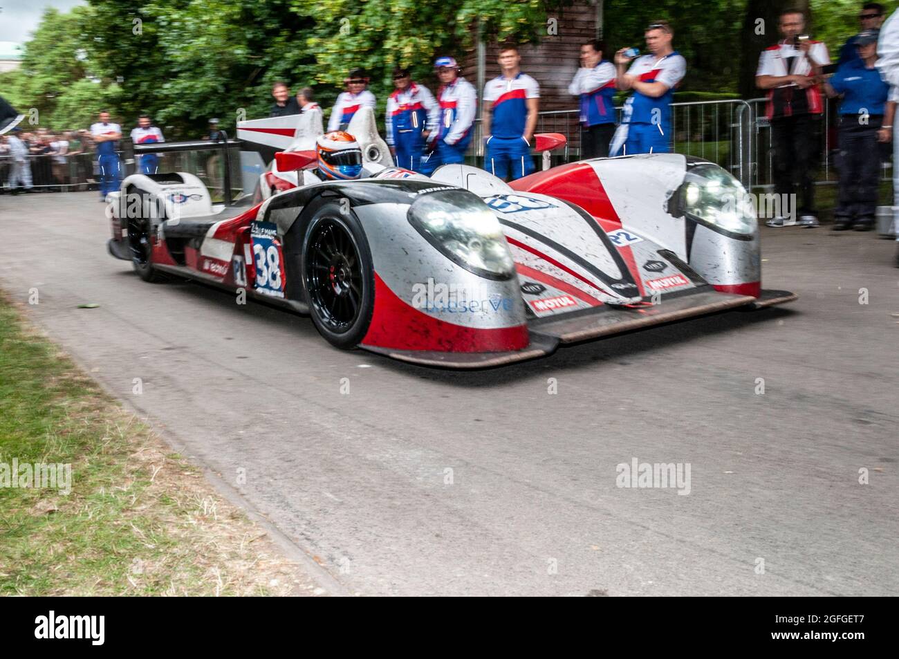 Zytek Z11SN LMP2 Le Mans Prototyp-Rennwagen, der beim Goodwood Festival of Speed Rennsport-Event 2014 den Montagebereich mit Geschwindigkeit verlässt. Bewegung Stockfoto