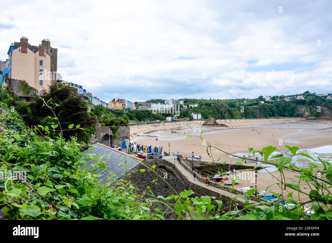 Ein Blick vom Hafengebiet von Tenby in Pembrokeshire, Wales mit Blick auf den Nordstrand. Stockfoto