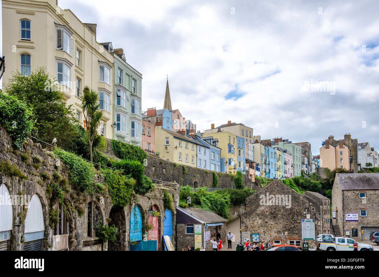 Vom Hafengebiet aus können Sie die bunten Häuser auf der Cracknell Street in Tenby betrachten. Stockfoto