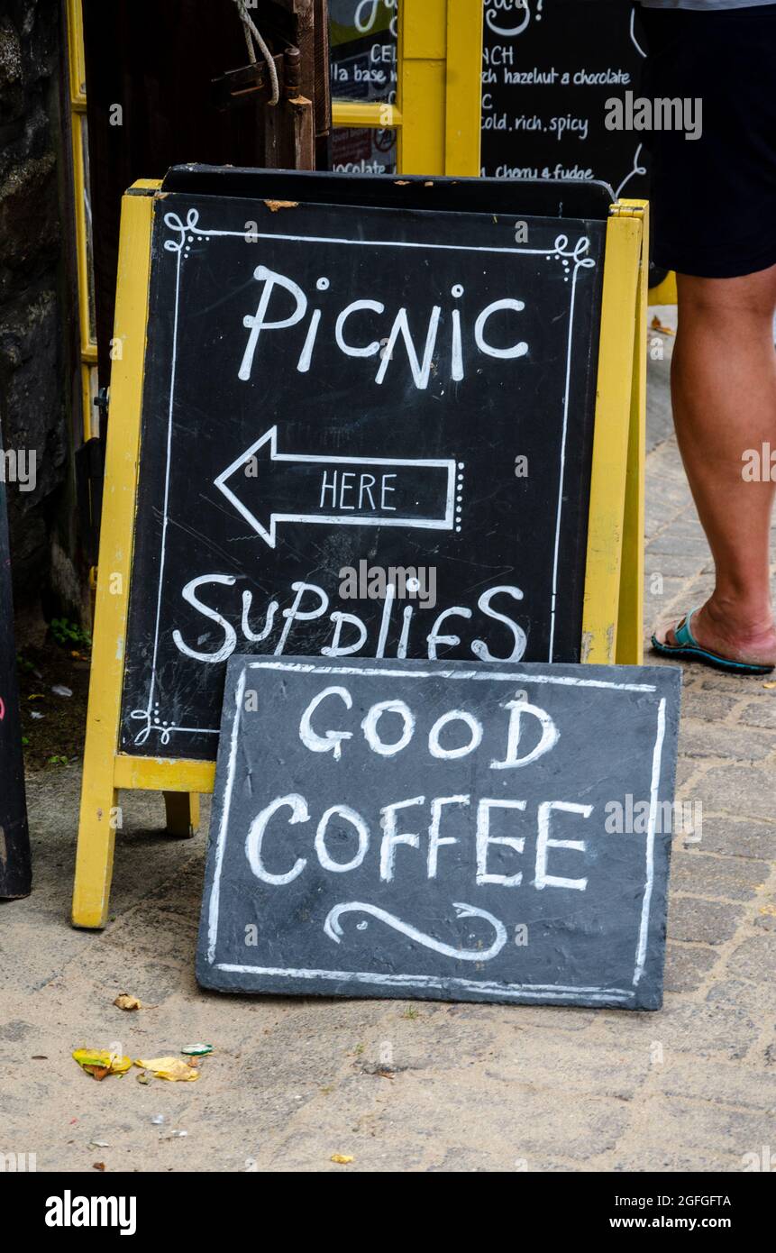 Kreidetafeln vor einem Café locken die Menschen dazu, Kaffee und Picknick-Essen zu kaufen Stockfoto