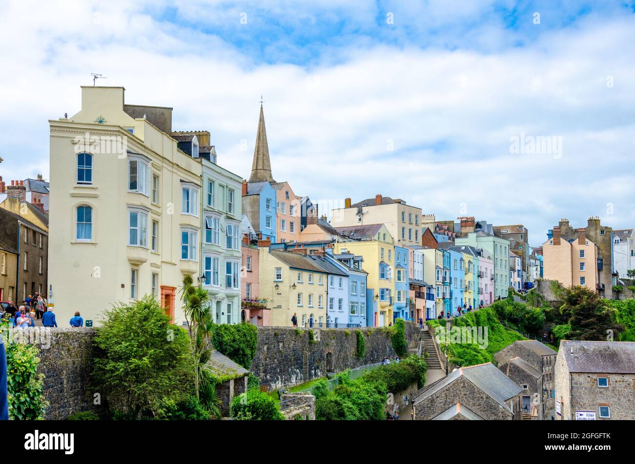 Farbenfrohe Häuser in der Cracknell Street in Tenby, einem beliebten Touristenort in Pembrokeshire, Wales, Großbritannien Stockfoto