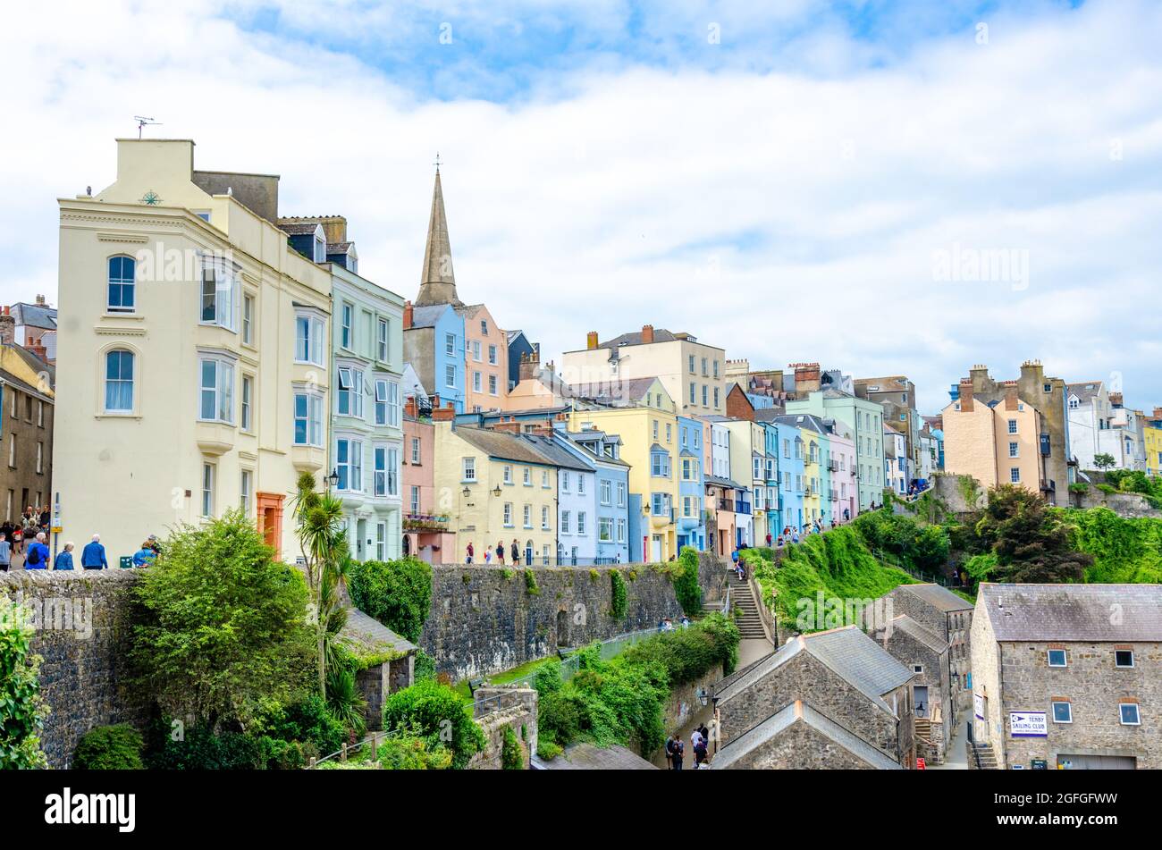 Farbenfrohe Häuser in der Cracknell Street in Tenby, einem beliebten Touristenort in Pembrokeshire, Wales, Großbritannien Stockfoto