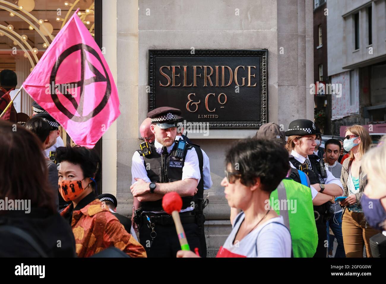 London, Großbritannien 24. August 2021. Aktivisten des Extinction Rebellion griffen in einem Ölprotest das berühmte Londoner Kaufhaus Selfridges an. Quelle: Waldemar Sikora Stockfoto