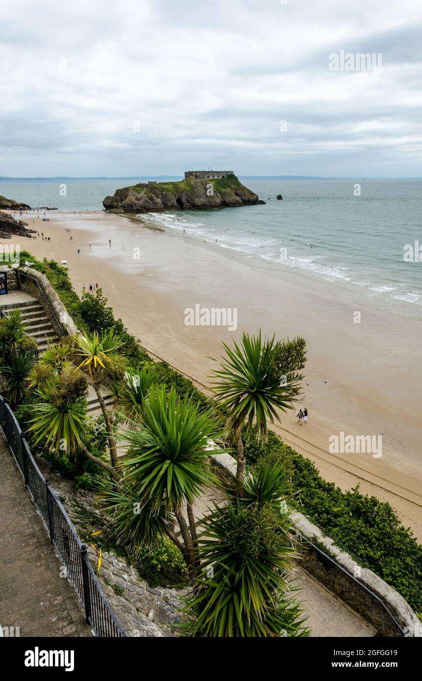 Ein Blick auf St. Catherine's Island, Tenby, verbunden mit dem Festland über South Beach bei Ebbe gesehen. Stockfoto