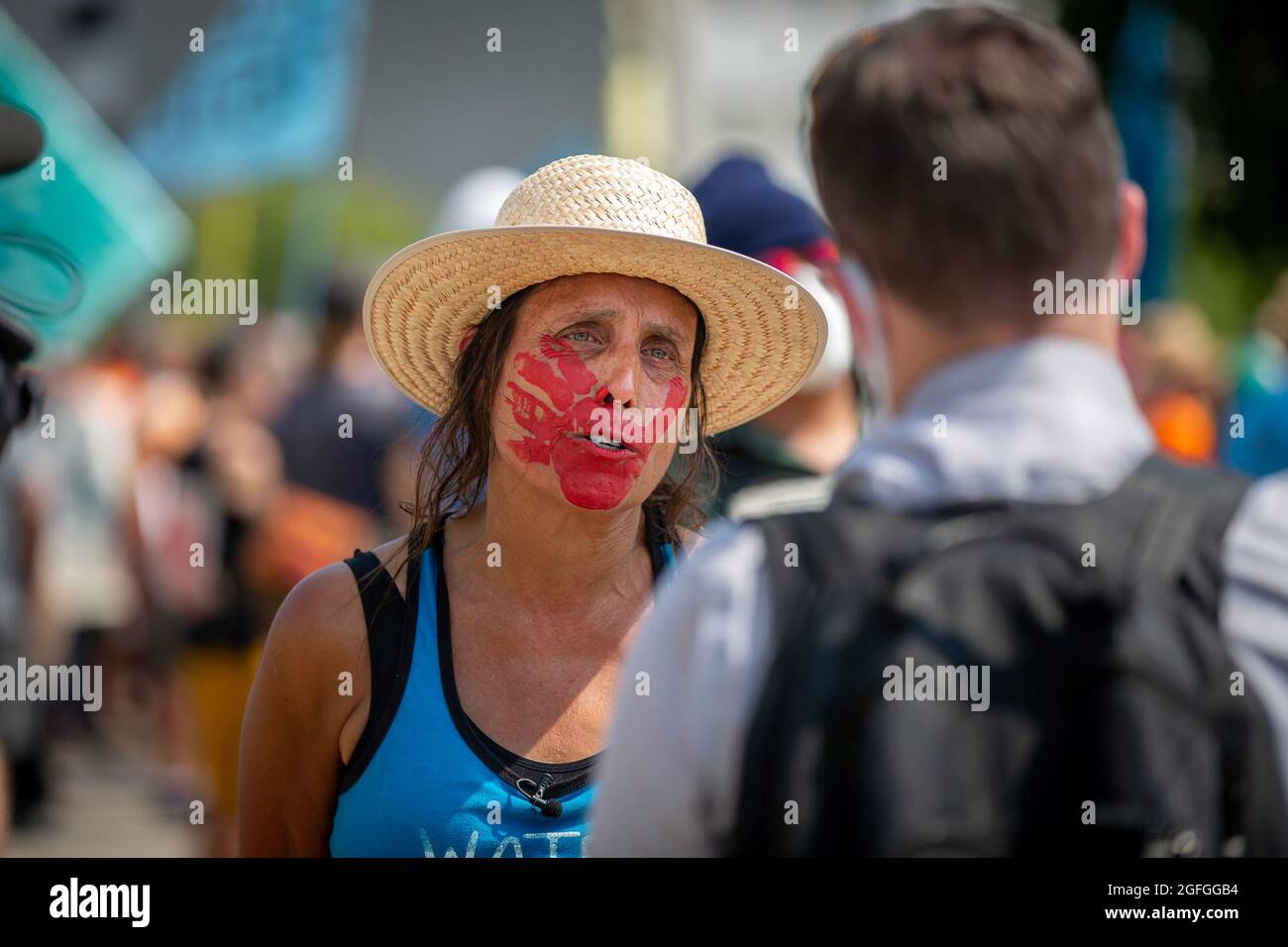 St. Paul, Minnesota - 25. August 2021. Einheimische amerikanische Landrechtlerin, Umweltschützerin und Geschäftsführerin von Honor the Earth, Winona LaDuke. Indigene Führer und ihre wasserschützenden Verbündeten haben auf dem Rasen des Minnesota State Capitol Building ein Lager im Occupy-Stil eingerichtet, um gegen das kanadische Öl- und Gas-Transportunternehmen Enbridge zu protestieren, das die umstrittene Line 3-Pipeline erweitert. Das 9.3-Milliarden-Dollar-Projekt wird Öl durch vertraglich geschützte Stammesgebiete und durch Teile des Einzugsgebietes der Staaten transportieren. (Foto von Michael Nigro/Sipa USA) Stockfoto